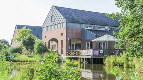 Das DeichPark Seniorenzentrum in Blexen mit Garten und Teich.