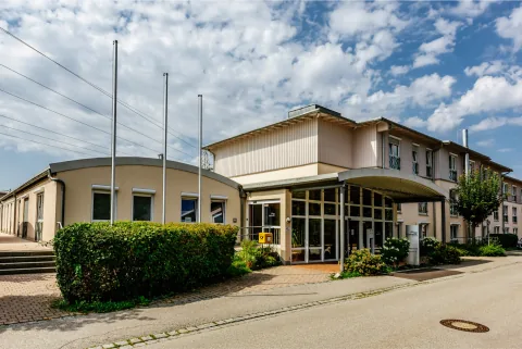 Außenansicht des InnPark Seniorenzentrums mit dem Haupteingang.
