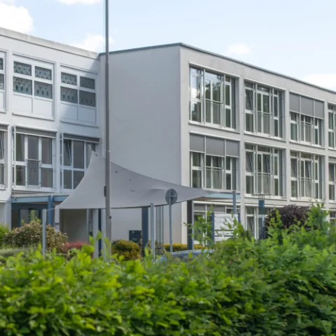 Außenansicht des RosenPark Seniorenzentrums mit Garten und Sonnensegel.
